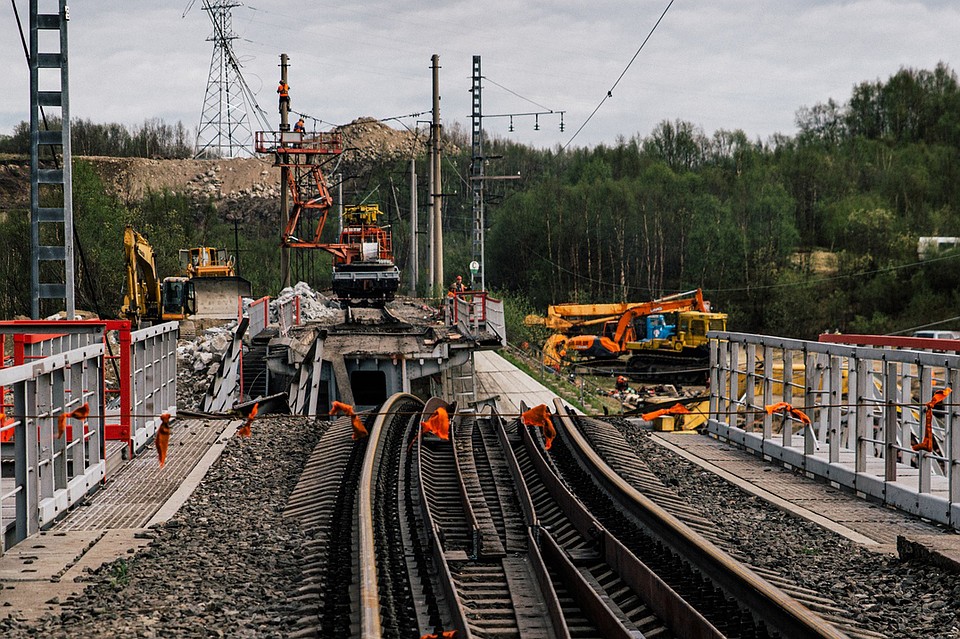 Строительство моста через колу в молочном